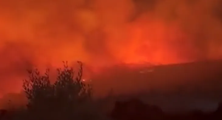 Situatë kritike në rrethinat e Tiranës, flakët i afrohen bazës së helikopterëve në Farkë dhe banesave