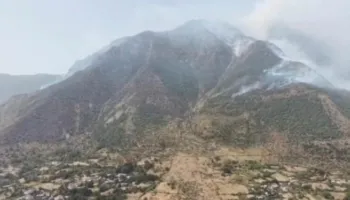 Situatë kritike në Vajkal të Bulqizës, zjarri del jashtë kontrollit! Flakët u afrohen shtëpive, banorët: Të ndërhyhet nga ajri, po mbytemi nga tymi!