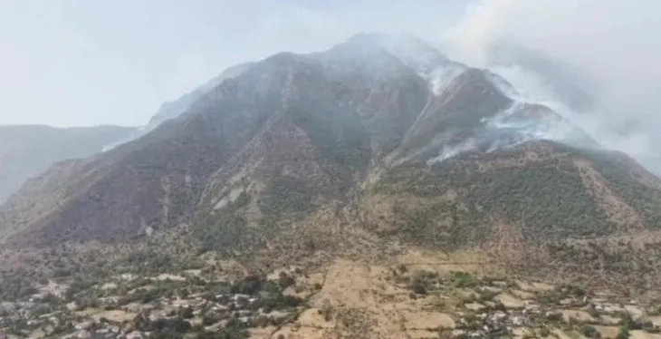 Situatë kritike në Vajkal të Bulqizës, zjarri del jashtë kontrollit! Flakët u afrohen shtëpive, banorët: Të ndërhyhet nga ajri, po mbytemi nga tymi!