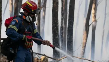 Situatë kritike nga zjarret në Greqi, zjarrfikësit në luftë me flakët në më shumë se 70 zona
