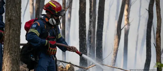 Situatë kritike nga zjarret në Greqi, zjarrfikësit në luftë me flakët në më shumë se 70 zona
