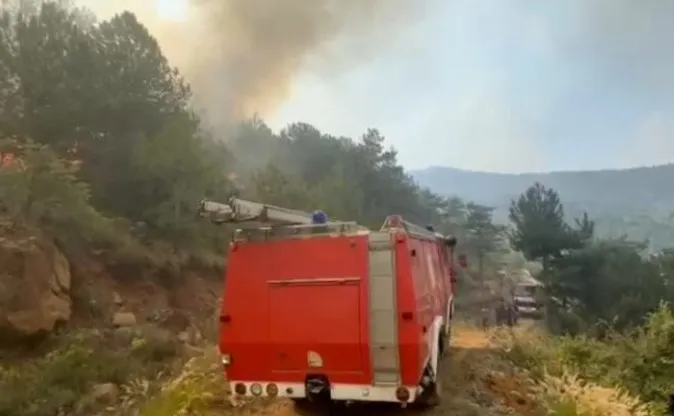 Situatë kritike nga zjarri në Pukë, evakuohen banorët në fshatit Pepaj! Flakët dalin nga kontrolli, apeli: Të ndërhyhet nga ajri, dëgjohen dhe shpërthime
