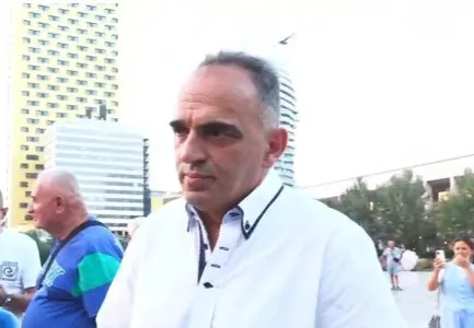 “Skemën e pensioneve që premtoi, Rama e hoqi”/Ish-mësuesi, në protestë: Këtyre politikanëve të korruptuar iu ka marrë..