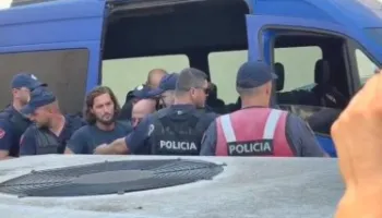 “Sokrat, jemi këtu o shpirt, o vlla!”- Vrasja e turistit portugez në Ksamil, dalin para Gjykatës 11 të arrestuarit, familjarët i mbështesin me thirrje! (VIDEO)