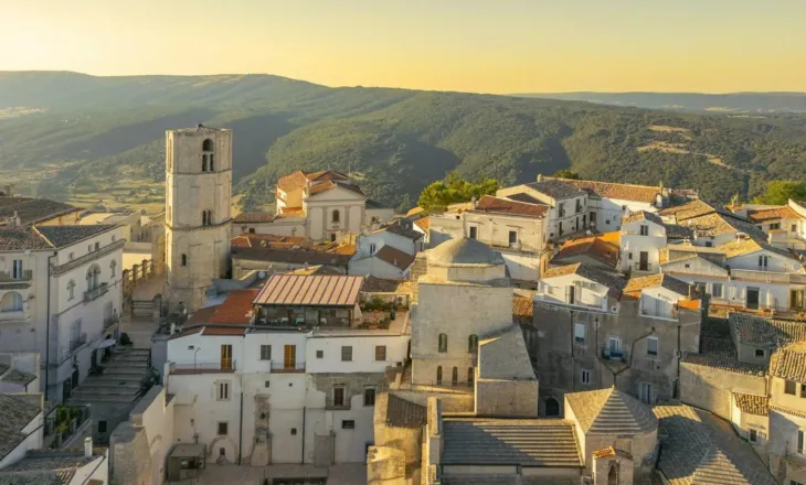 “Sonnenspiel”, një histori dashurie mes Italisë dhe klisheve që zbehin romanin