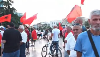Sot dita e 70-të e protestës, qytetarët mblidhen në sheshin ‘Skënderbej’, thirrje kundër Ramës: Jep dorëheqjen!