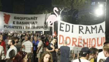 Sot dita e 71 e protestës, qytetaret nuk heqin dorë, kërkojnë ndryshim të klasës politike: Rama jep dorëheqjen
