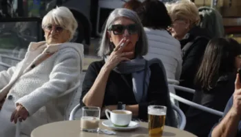 Spanja po merr masa për të ndaluar duhanin në tarraca dhe plazhe