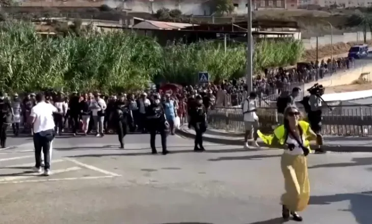Spanja zhvendos qindra emigrantë nga plazhi i Ceutës në strehimore të përkohshme –