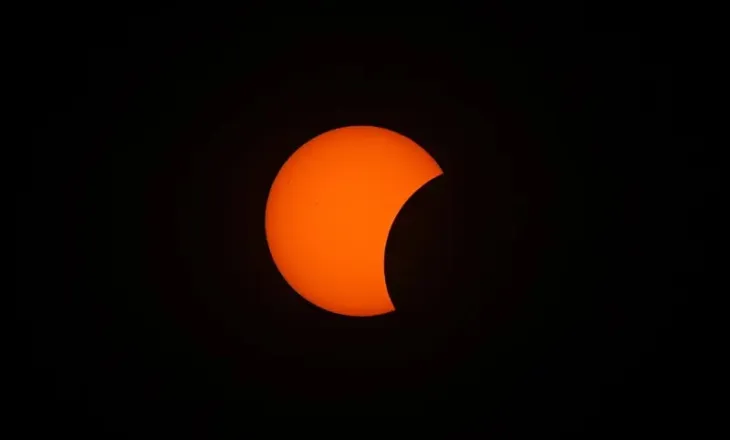 Spektakël në qiell! Eklipsi total i Diellit mahnit miliona njerëz në hemisferën veriore (FOTO)