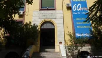 Studentët pranojnë të punojnë 3 vjet në Shqipëri, mbi 90% regjistrime të fituesve në Fakultetin e Mjekësisë!