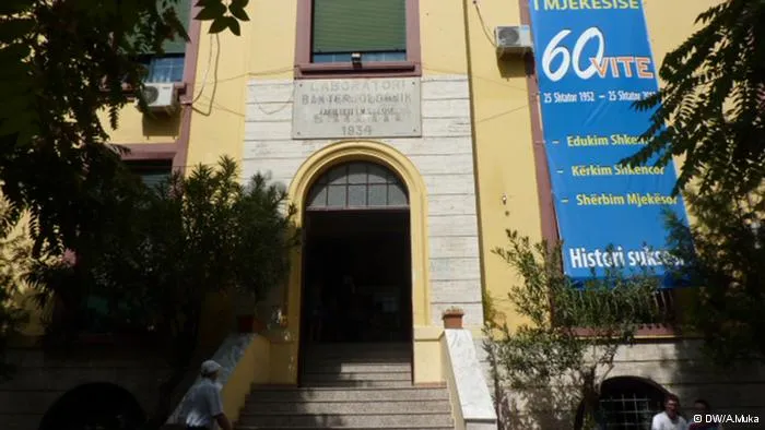 Studentët pranojnë të punojnë 3 vjet në Shqipëri, mbi 90% regjistrime të fituesve në Fakultetin e Mjekësisë!