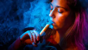 Studimi: Aromatizuesi i vaniljes në cigaret elektronike mund të dëmtojë zhvillimin e hershëm të embrionit