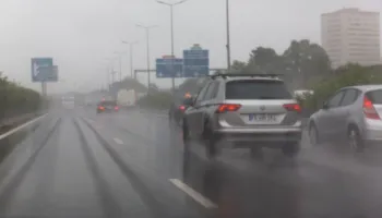 Stuhi dhe përmbytje të fuqishme në Francë, pezullohen shërbimet e trenave
