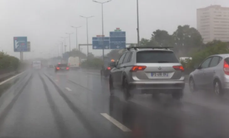 Stuhi dhe përmbytje të fuqishme në Francë, pezullohen shërbimet e trenave