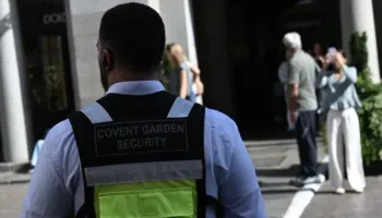 Sulm me thikë në Londër/ Një i vdekur dhe një tjetër i plagosur, arrestohet autori i dyshuar
