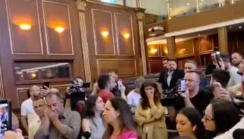 “Superkriminela”/ Tensione në Kuvendin e Kosovës, deputetët e opozitës përplasen me përfaqësuesit e LVV