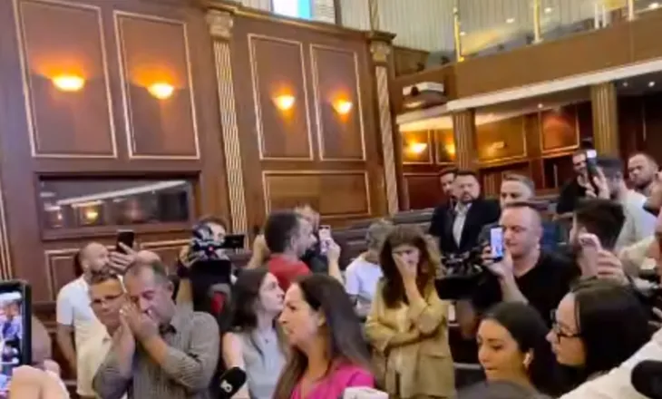 “Superkriminela”/ Tensione në Kuvendin e Kosovës, deputetët e opozitës përplasen me përfaqësuesit e LVV