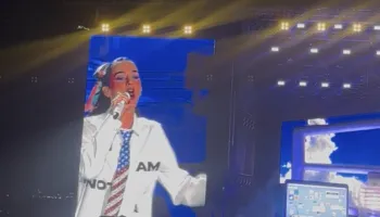 Superylli amerikan Katy Perry elektrizon skenën në Prishtinë, mijëra pjesëmarrës i japin jetë natës së parë të Sunny Hill Festival