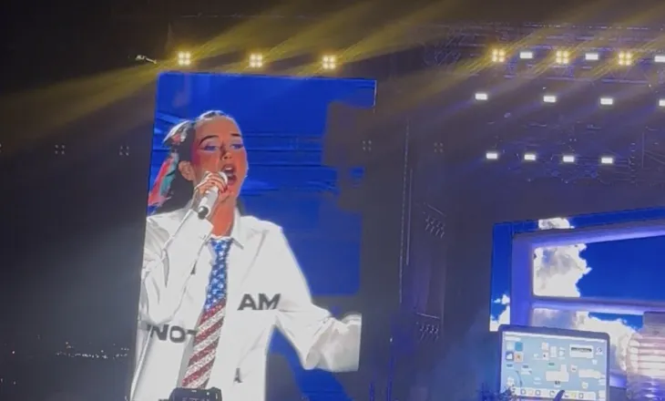 Superylli amerikan Katy Perry elektrizon skenën në Prishtinë, mijëra pjesëmarrës i japin jetë natës së parë të Sunny Hill Festival