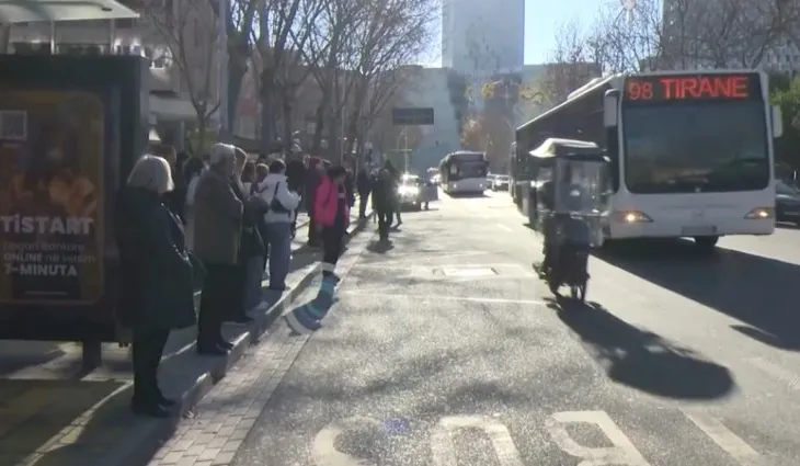SYRI TV/ Nga 1 shtatori, transporti publik redukton flotën e autobusëve me 20–30%