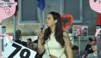 “Ta mundim këtë klasë të korruptuar 36-vjeçare”/Aktivistja Vatnikaj: S’mund të qeverisemi më nga autokratët e deputetët e inkriminuar