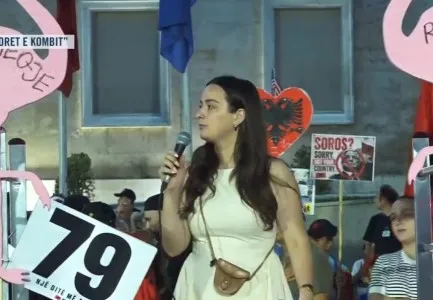 “Ta mundim këtë klasë të korruptuar 36-vjeçare”/Aktivistja Vatnikaj: S’mund të qeverisemi më nga autokratët e deputetët e inkriminuar