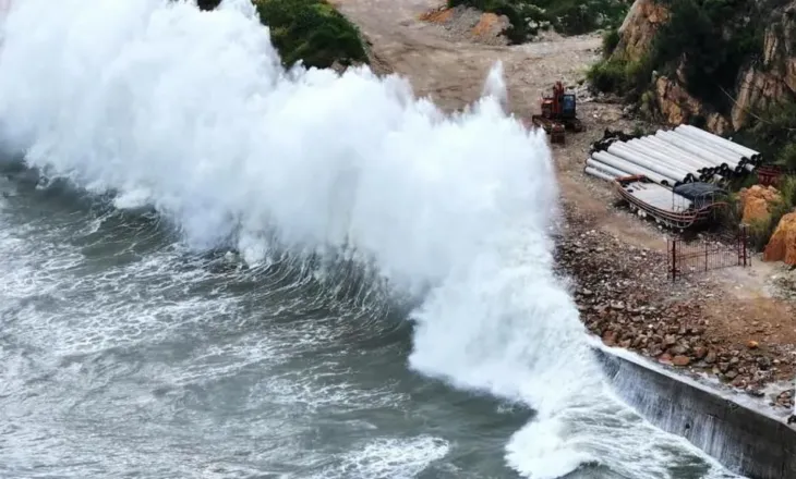 Tajfuni “Dolphin” godet Kinën, evakuohen mbi 1 milion persona, anulohen 1,400 fluturime