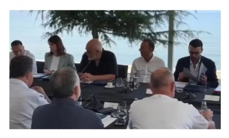 Takimi me dyer të mbyllura në Pogradec, çfarë po u kërkon Rama ministrave dhe deputetëve