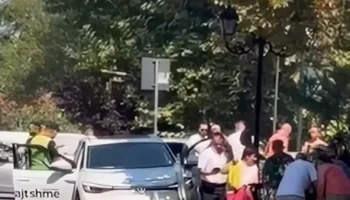 Taksia elektrike hyp mbi trotuar dhe përplas këmbësoren në Tiranë