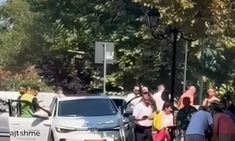 Taksia elektrike hyp mbi trotuar dhe përplas këmbësoren në Tiranë