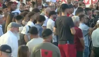“Të bashkohemi për të rrëzuar Ramën”/ Shpërthen protestuesi: Si ka mundësi Ermal Beqiri blen kështjellë në Francë?