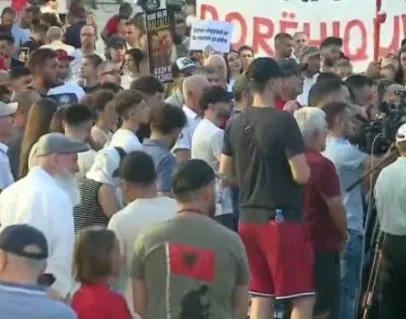 “Të bashkohemi për të rrëzuar Ramën”/ Shpërthen protestuesi: Si ka mundësi Ermal Beqiri blen kështjellë në Francë?