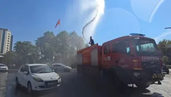 Temperaturat arrijnë 41°C, zjarrfikësit e Vlorës freskojnë qytetarët me ujë