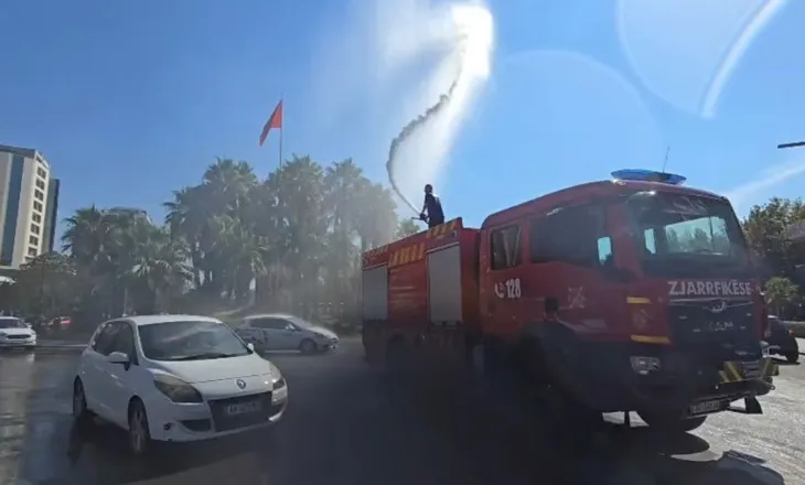 Temperaturat arrijnë 41°C, zjarrfikësit e Vlorës freskojnë qytetarët me ujë