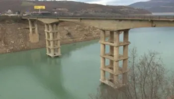 Temperaturat e larta presion mbi rezervat ujore, thatësira ul nivelin e liqenit të Fierzës