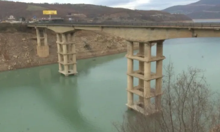 Temperaturat e larta presion mbi rezervat ujore, thatësira ul nivelin e liqenit të Fierzës