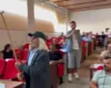 Tension në mbledhjen e Këshillit Bashkiak të Maliqit, socialistët braktisin sallën! I moshuari ‘kërcënon’ t’i godasë me shkop