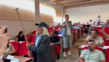 Tension në mbledhjen e Këshillit Bashkiak të Maliqit, socialistët braktisin sallën! I moshuari ‘kërcënon’ t’i godasë me shkop