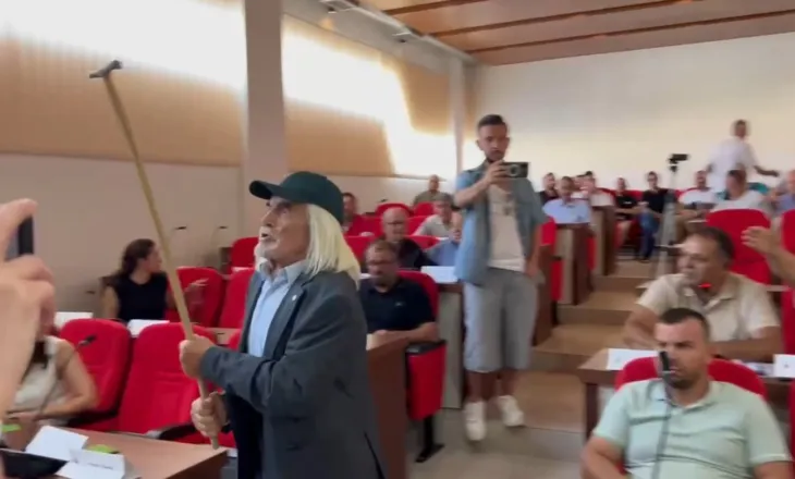 Tension në mbledhjen e Këshillit Bashkiak të Maliqit, socialistët braktisin sallën! I moshuari ‘kërcënon’ t’i godasë me shkop