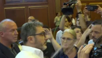 Tension në Parlamentin e Kosovës, konfrontim fizik mes deputetëve, opozita kërkon mbajtjen e seancës konstituive
