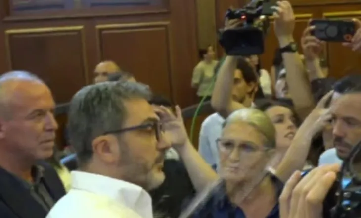 Tension në Parlamentin e Kosovës, konfrontim fizik mes deputetëve, opozita kërkon mbajtjen e seancës konstituive