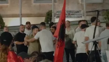 Tension para Kryeministrisë, protestuesit përplasen mes njëri-tjetrit