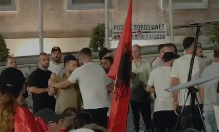 Tension para Kryeministrisë, protestuesit përplasen mes njëri-tjetrit