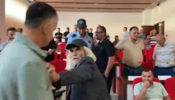 Tensione në Këshillin Bashkiak në Maliq, i moshuari me shkop përplaset me kryetarin e seancës