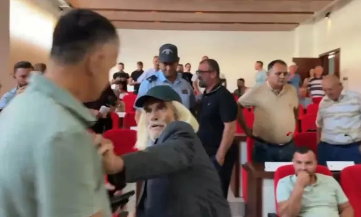 Tensione në Këshillin Bashkiak në Maliq, i moshuari me shkop përplaset me kryetarin e seancës