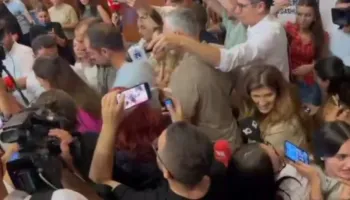 Tensione në Kuvendin e Kosovë, ‘mësyn’ opozita! Deputetët e PDK lagin me ujë Gërvallën dhe Nagavcit (VIDEO)
