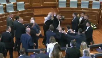 Tensione në Kuvendin e Kosovës, deputetja e AAK-së gjuan me vezë drejt Kurtit, ndërpritet seanca
