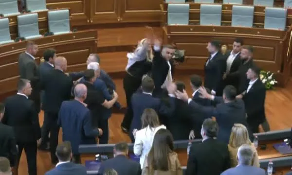 Tensione në Kuvendin e Kosovës, deputetja e AAK-së gjuan me vezë drejt Kurtit, ndërpritet seanca