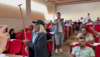Tensione në mbledhjen e Këshillit Bashkiak në Maliq/ Mazhoranca braktis sallën, i moshuari kërcënon se do i godasë me shkop: Ulu…
